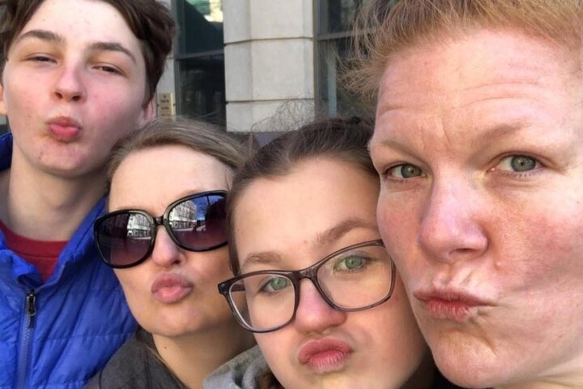 hópur fólks að pósa fyrir mynd