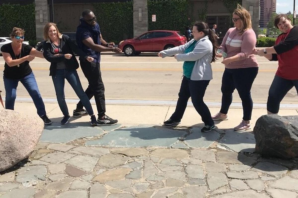 um grupo de pessoas dançando na rua