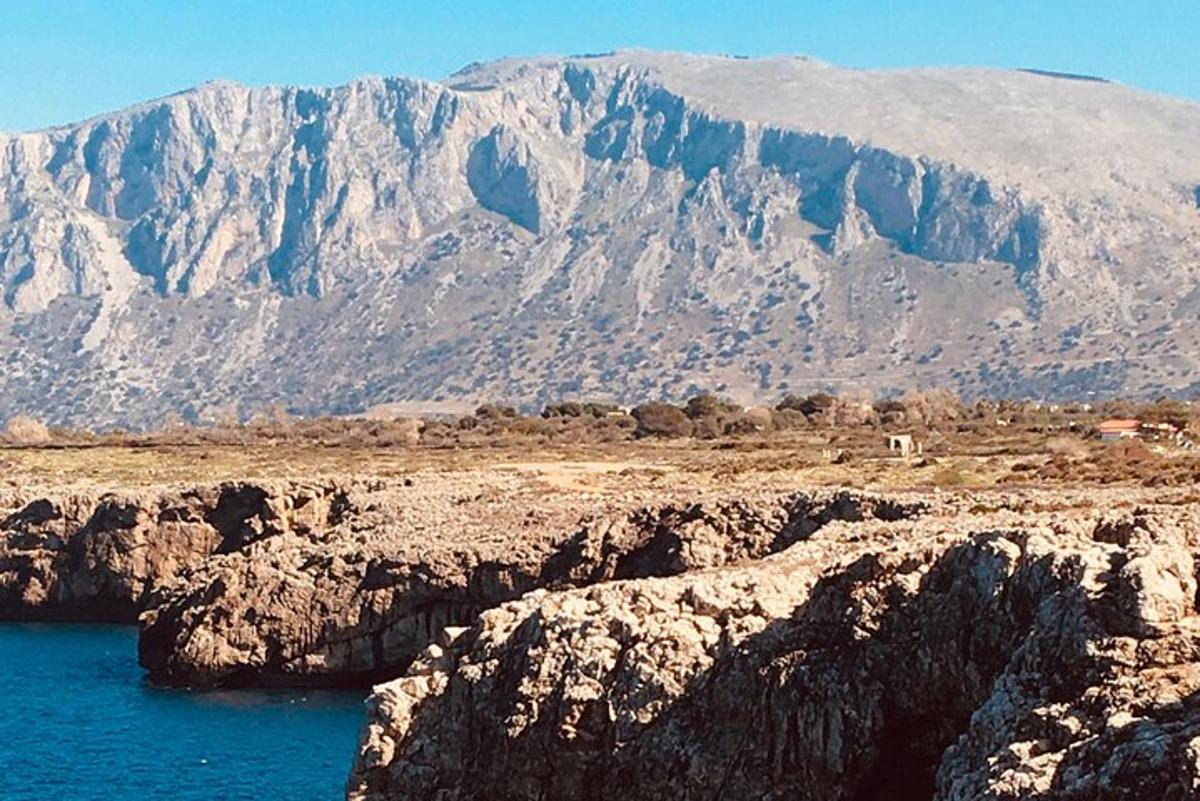 θέα σε ένα βουνό με ένα υδάτινο σώμα