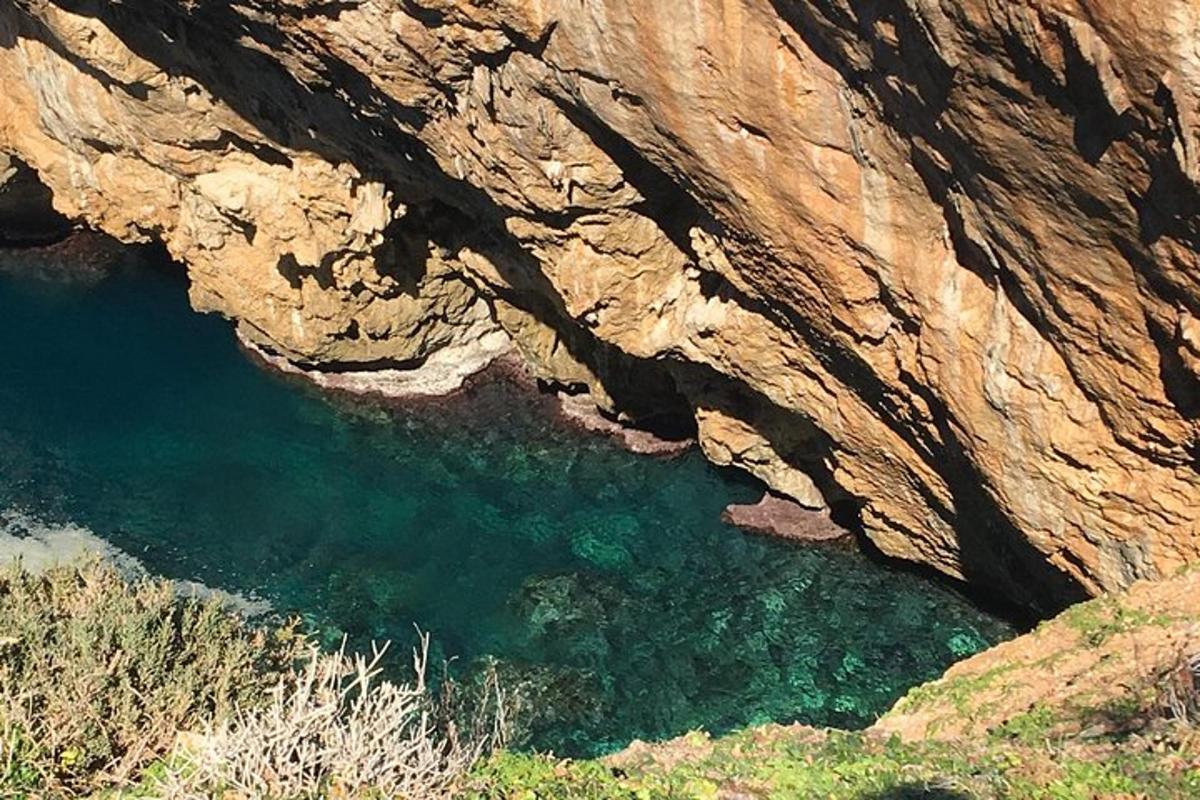 Αεροφωτογραφία μιας λίμνης με νερό δίπλα σε ένα βουνό