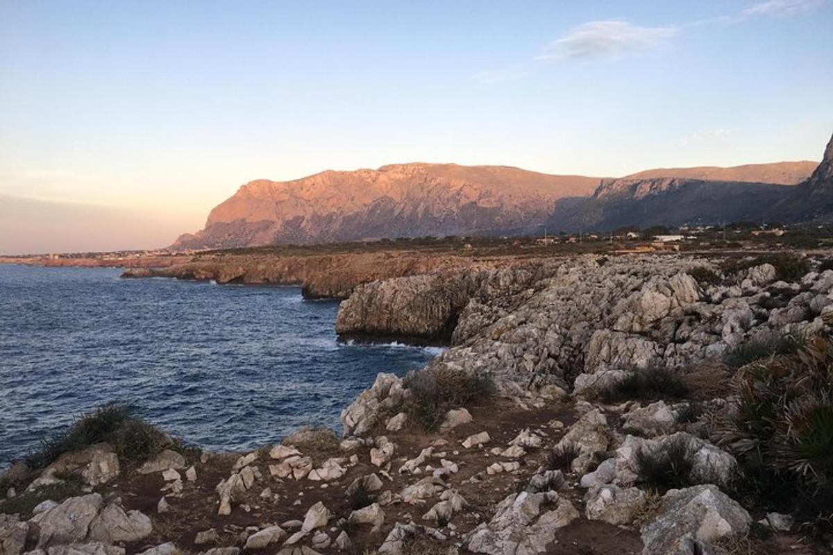 μια ομάδα βράχων στην ακτή του ωκεανού