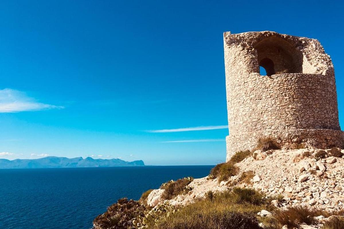 ένα κτίριο στην κορυφή ενός λόφου δίπλα στον ωκεανό