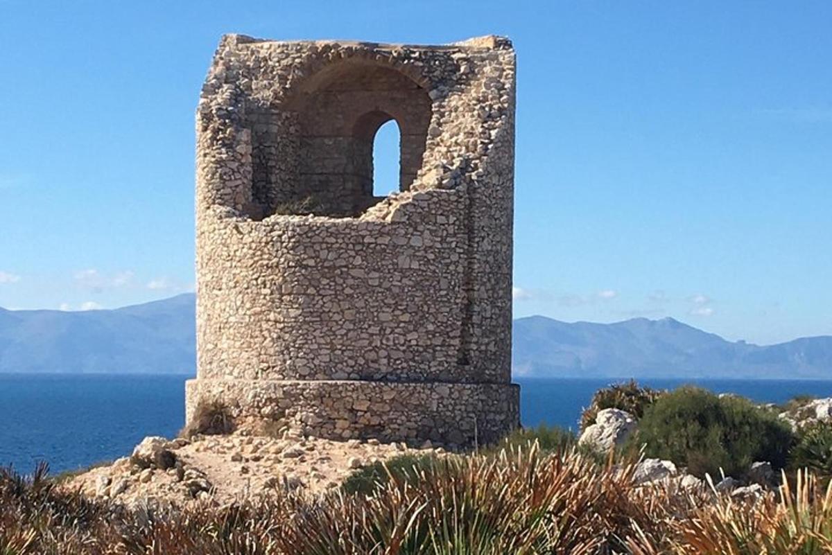 ένας πύργος στην κορυφή ενός λόφου δίπλα στον ωκεανό