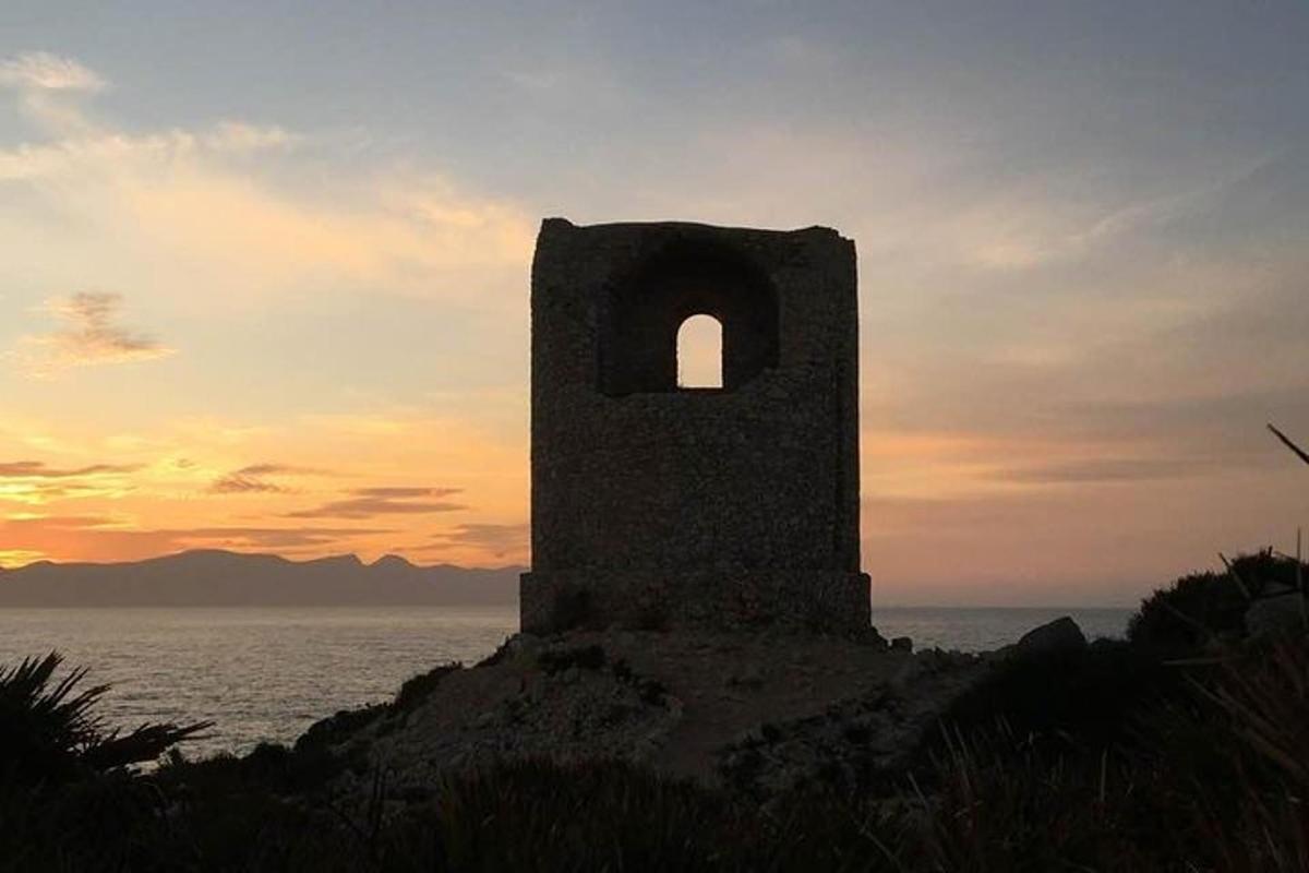 Ένας πέτρινος πύργος στην ακτή του ωκεανού στο ηλιοβασίλεμα