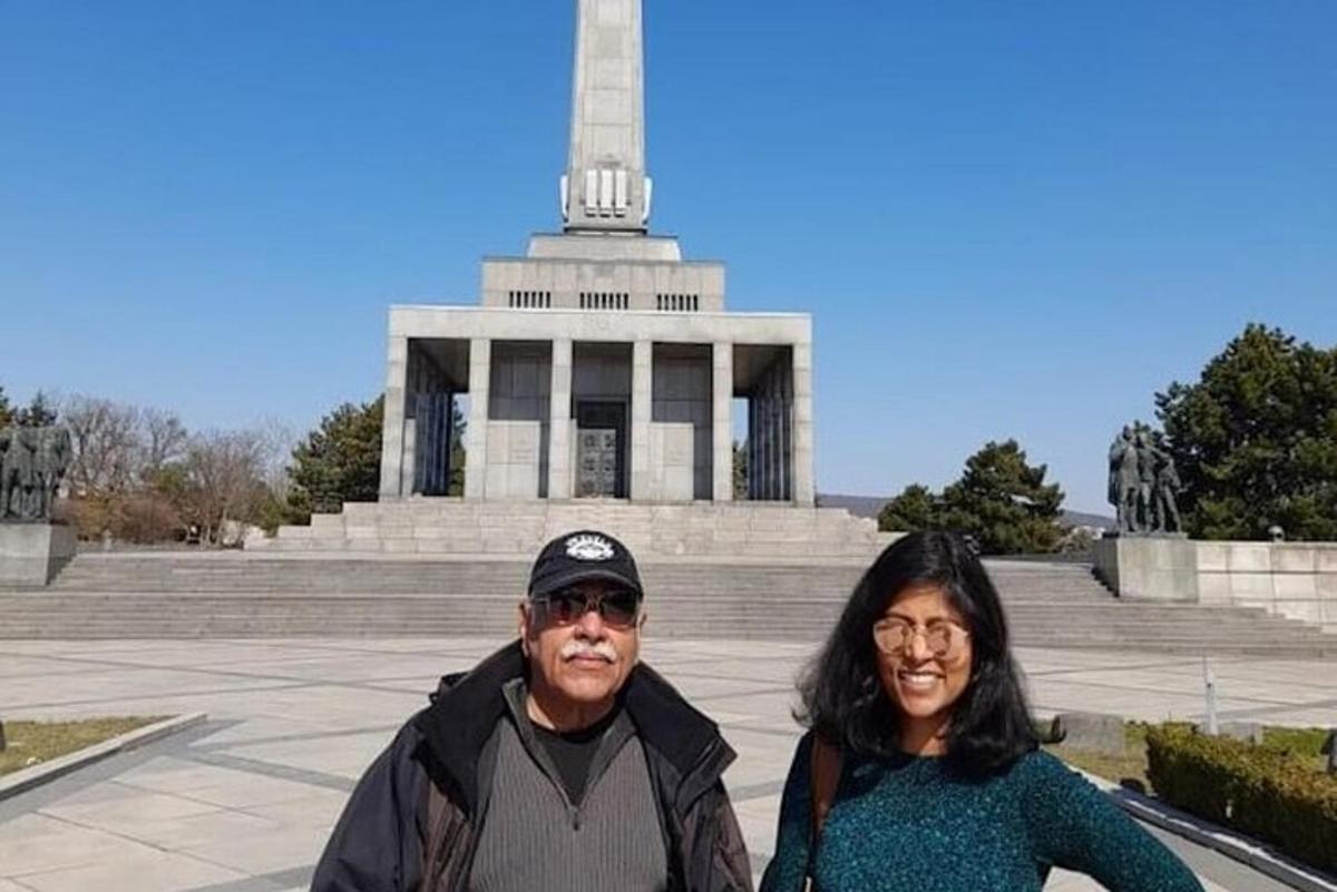 un bărbat și o femeie stând în fața unui monument