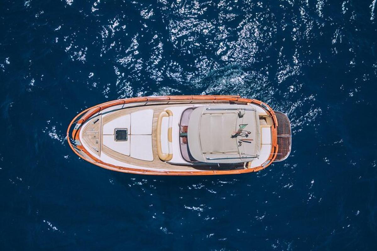 una vista aérea de un barco en el agua