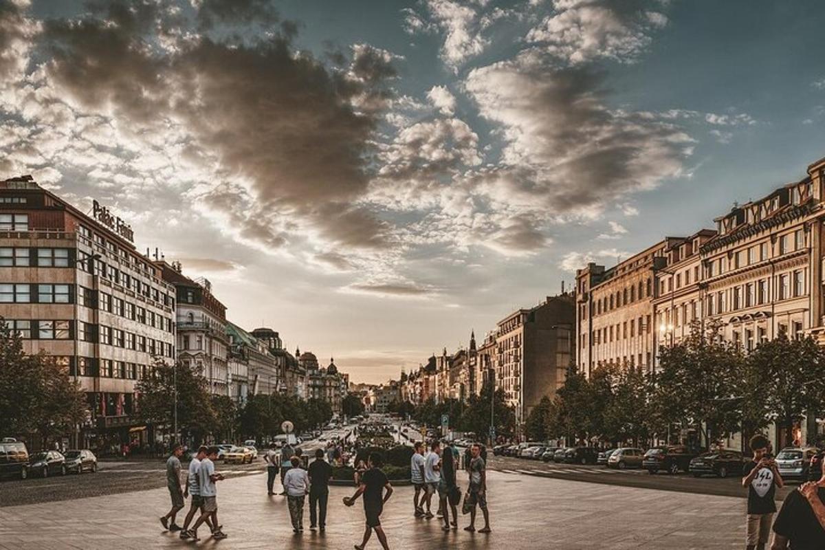 группа людей, идущих по улице города