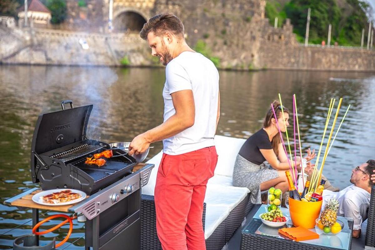muž vařící jídlo na grilu na lodi