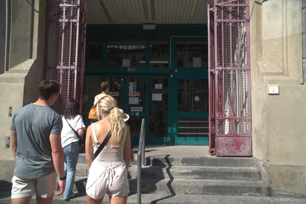 egy csoport ember áll egy épület előtt