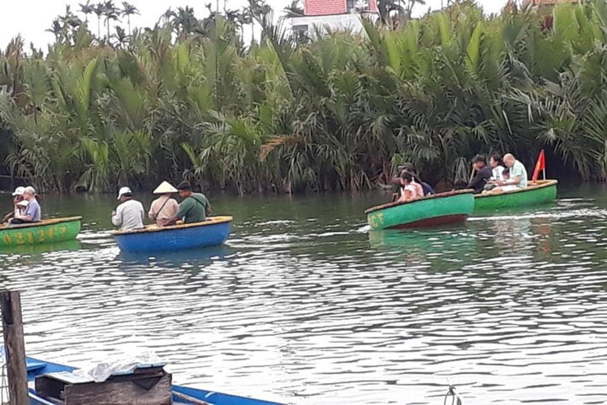 un grupo de personas viajando en botes en el agua