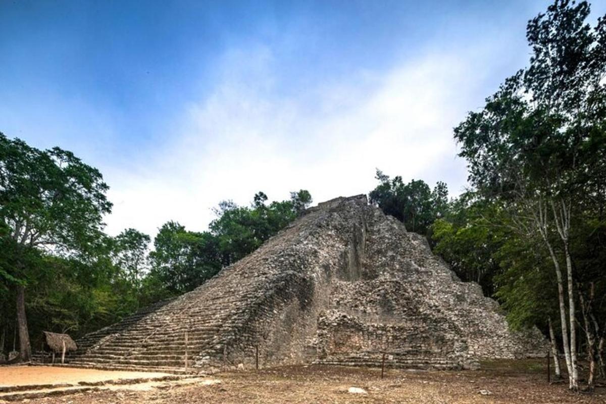 pyramída so zvieraťom stojacim pred ňou