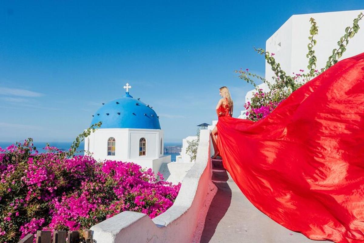 Una mujer con un vestido rojo bajando una escalera con flores.
