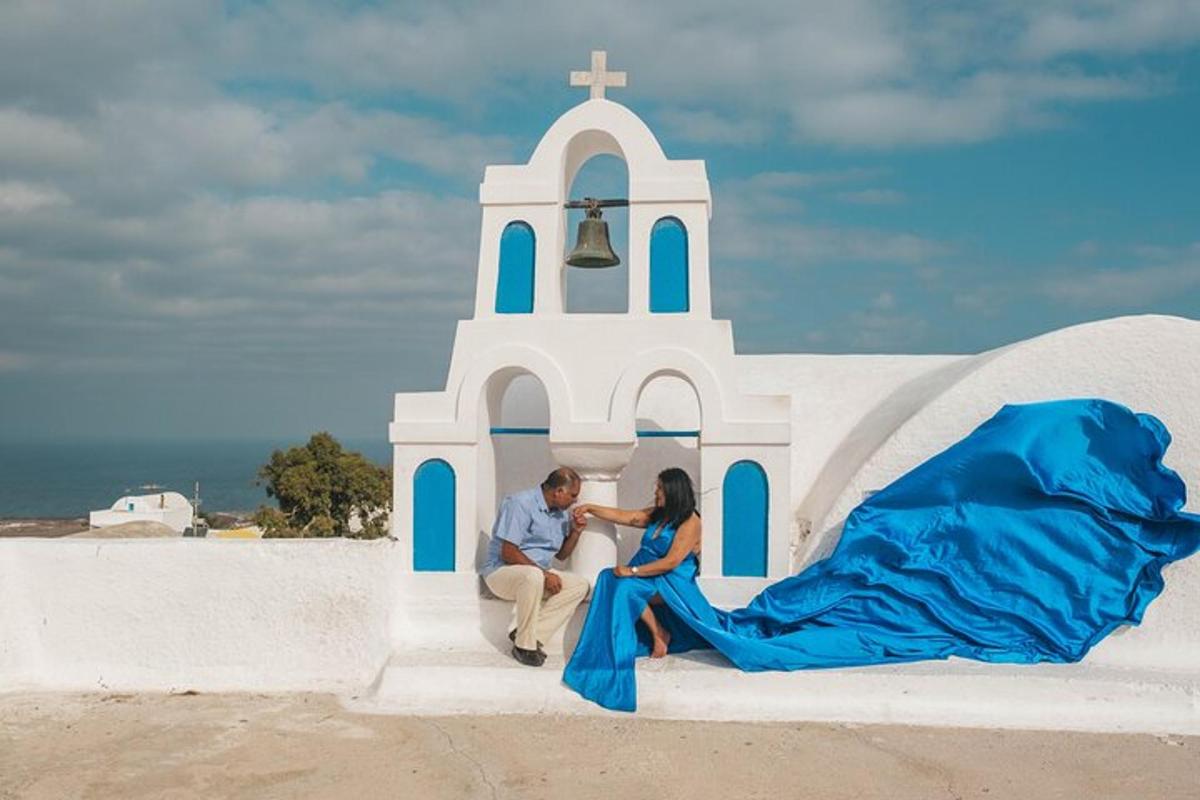 Un hombre y una mujer sentados frente a una iglesia