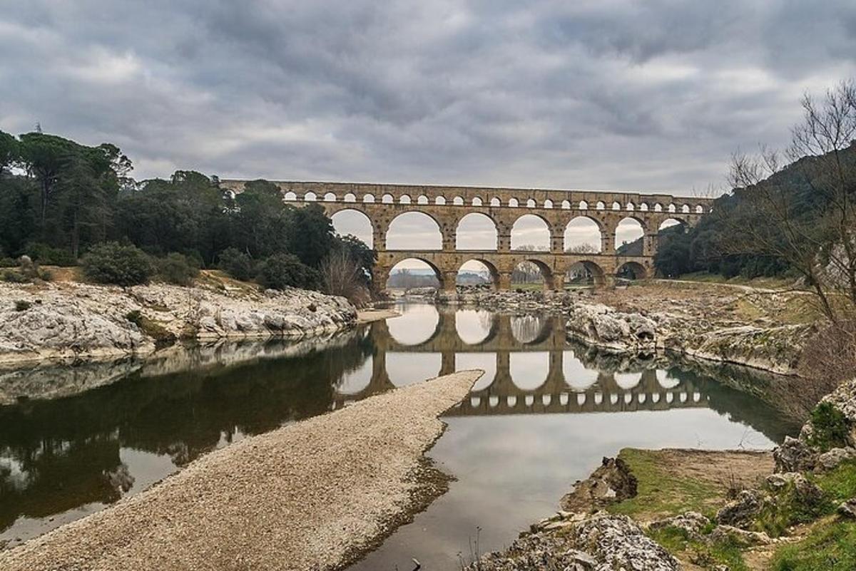 μια σιδηροδρομική γέφυρα πάνω από ένα ποτάμι με ένα ποτάμι