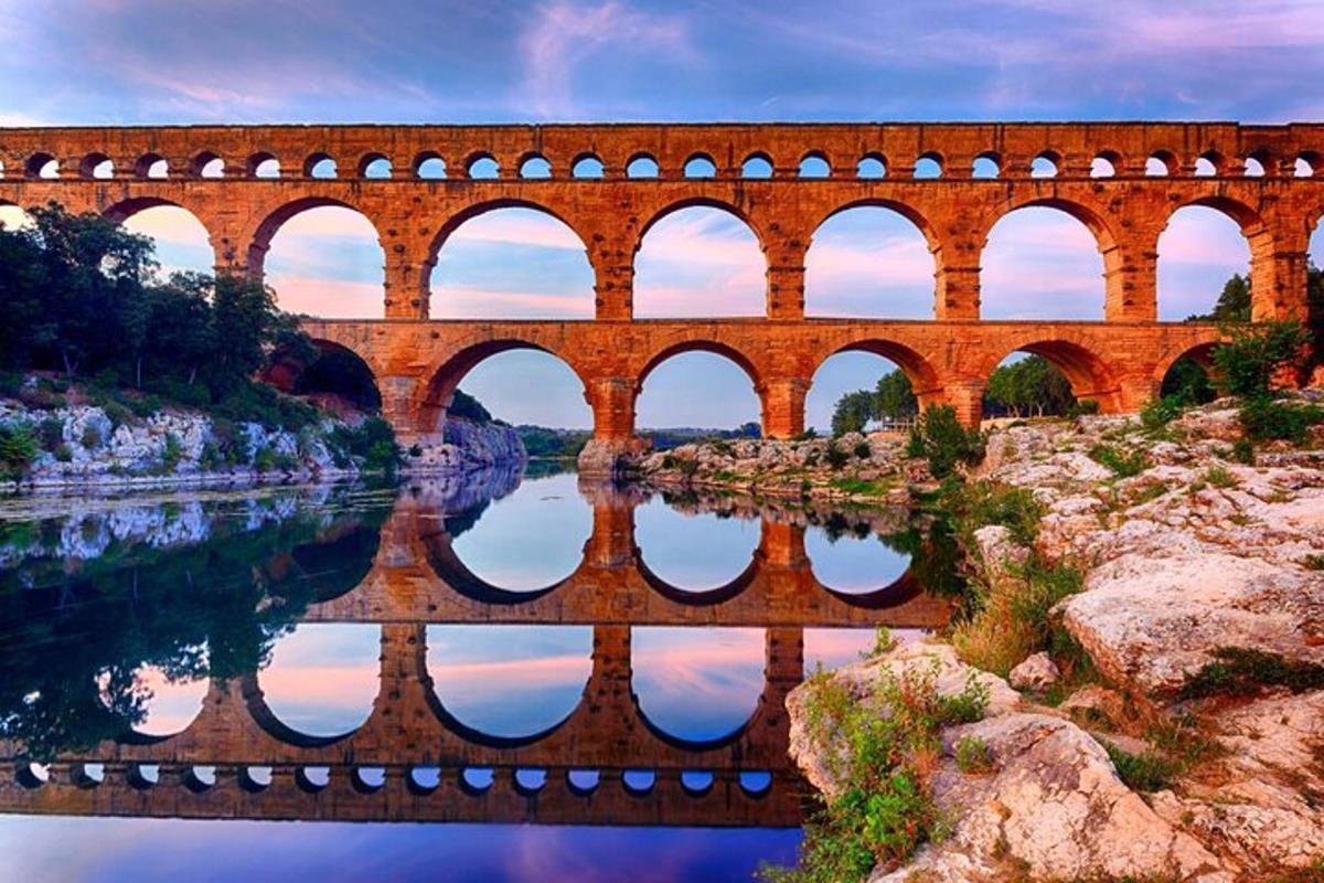 μια γέφυρα με πολλές καμάρες πάνω από ένα ποτάμι