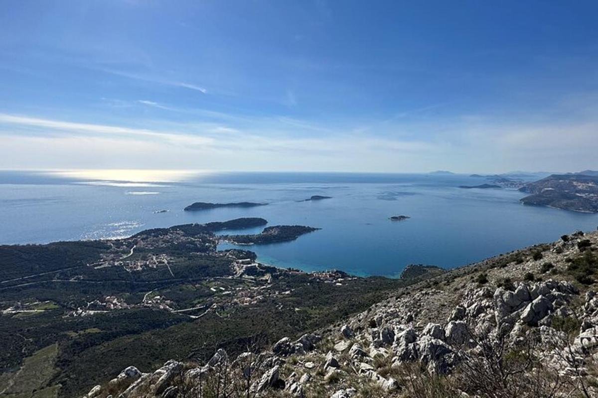 pogled na veliko vodno telo z gore