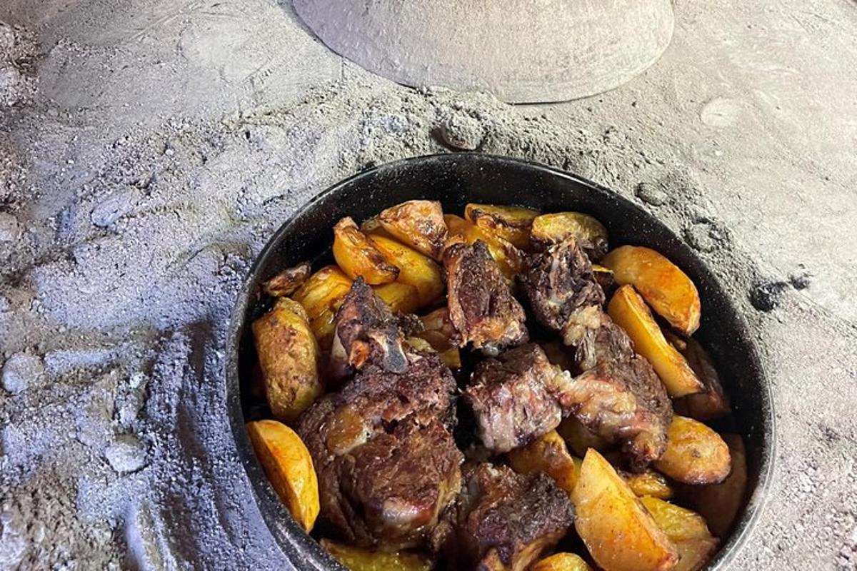ponev, napolnjena z mesom in krompirjem, na mizi