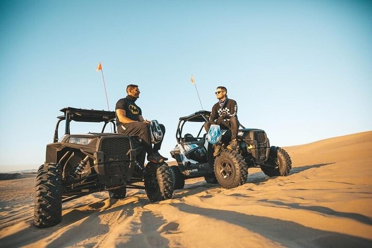 kaks meest istuvad kõrbes ATV-del