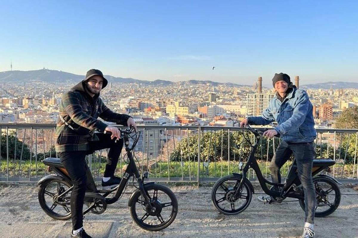 twee mannen fietsen op de top van een stad