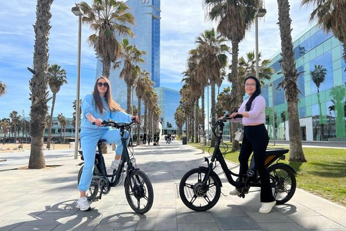 twee vrouwen fietsen op een stoep met palmbomen