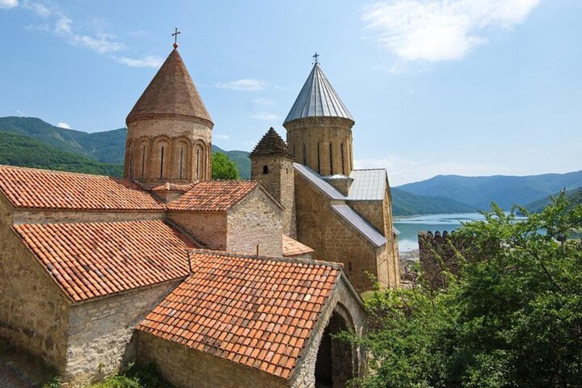 una vecchia chiesa con due torri e un tetto
