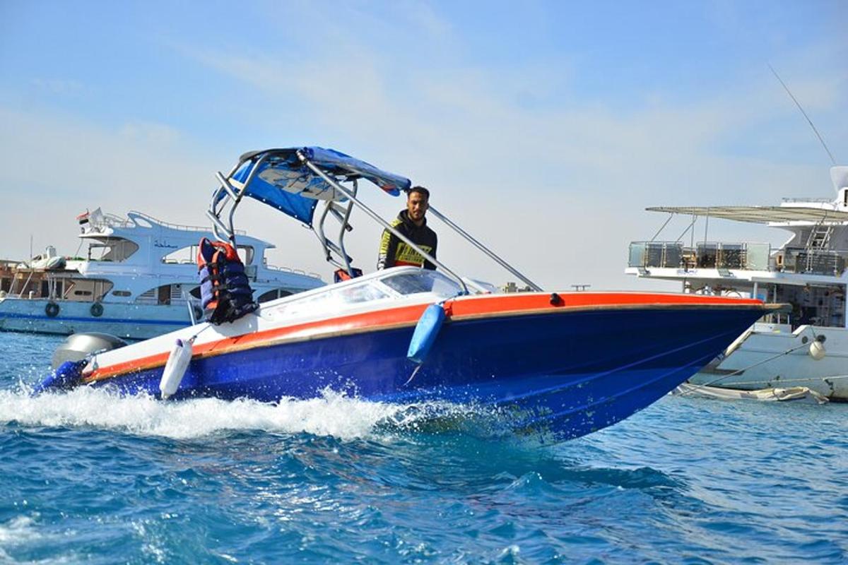 seorang lelaki di atas bot biru di dalam air
