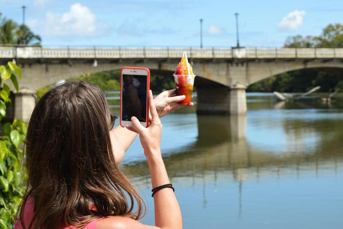 ผู้หญิงกำลังถ่ายรูปสะพานด้วยโทรศัพท์มือถือของเธอ