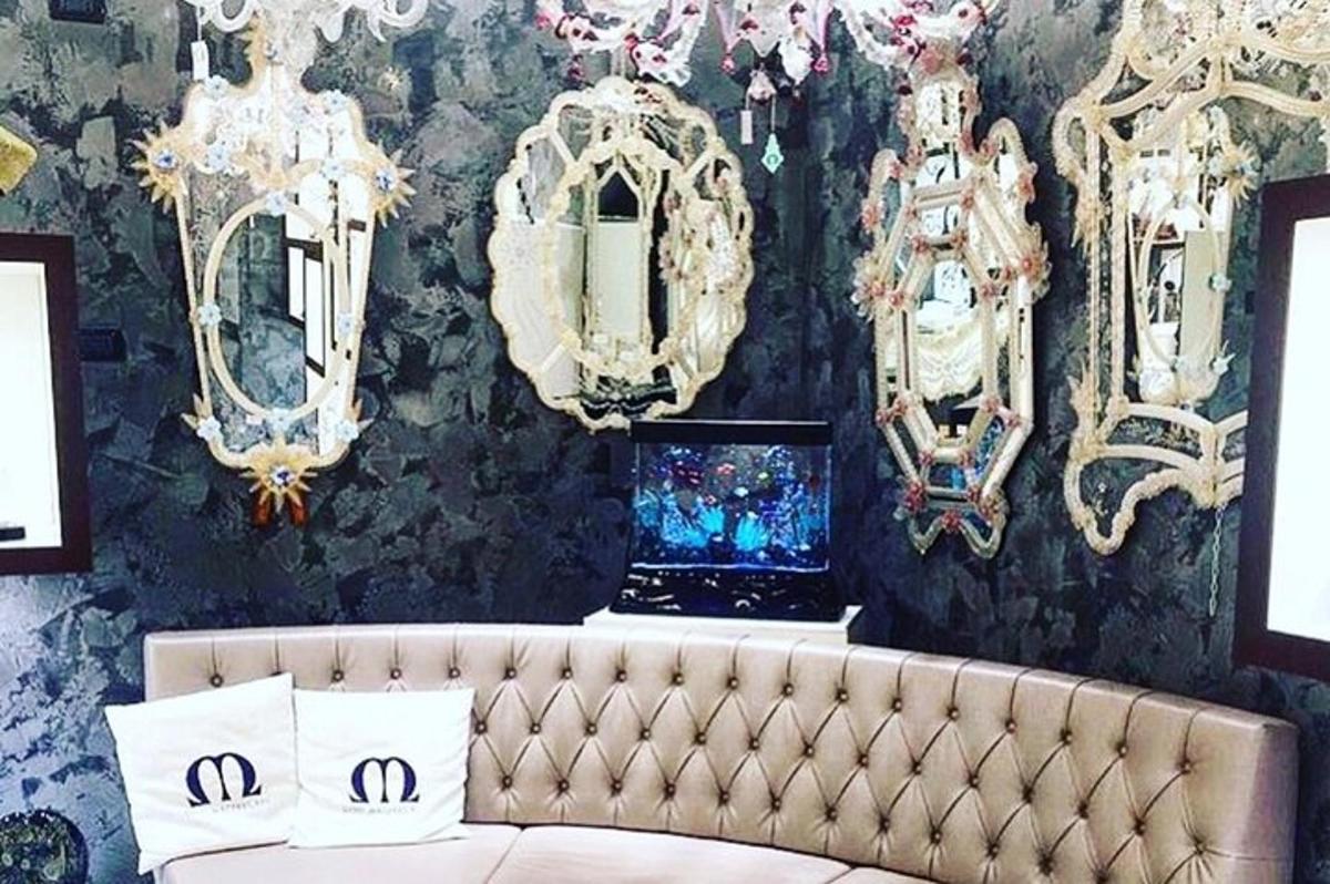 salon z kanapą i ścianą z lustrami