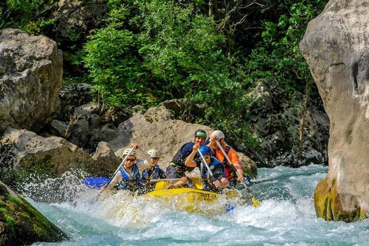 un gruppo di persone su una zattera in un fiume