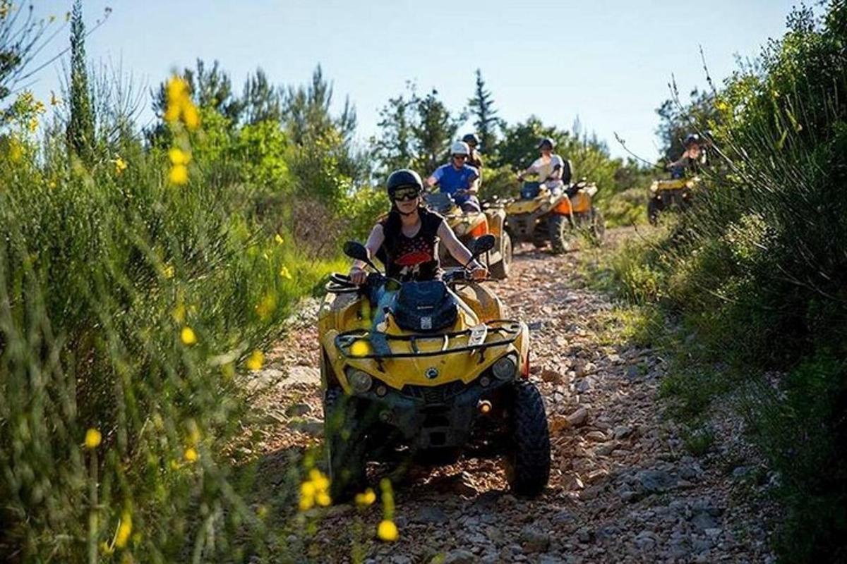egy csoport ember ATV-zik egy földúton