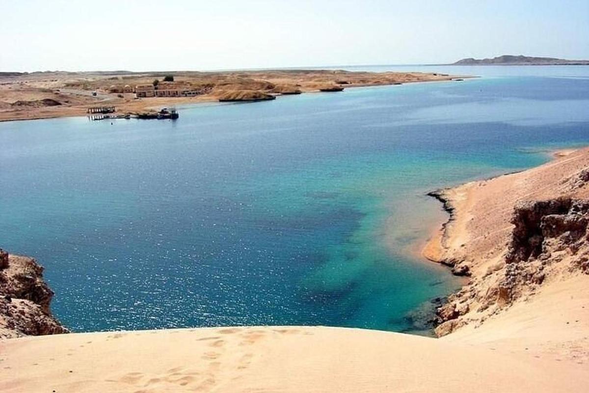 una grande distesa d'acqua nel mezzo di un deserto