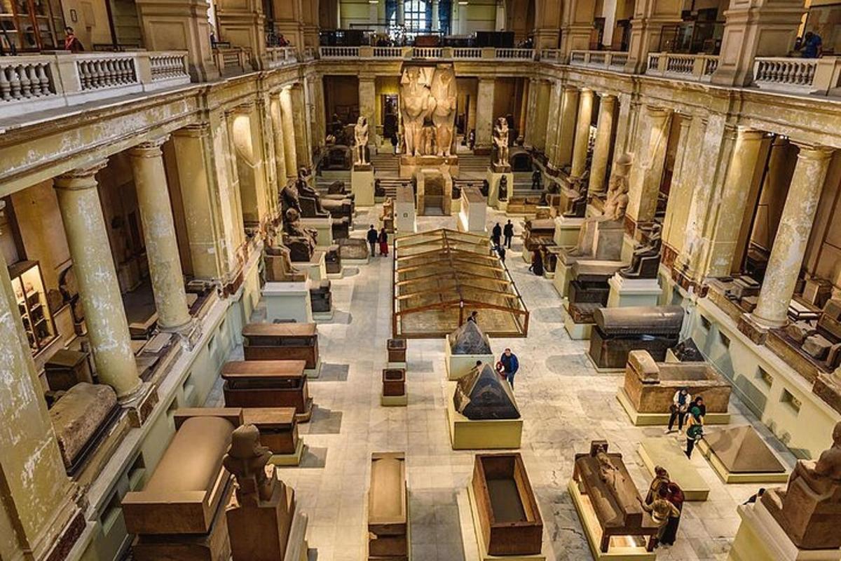 una vista di un museo con reperti al centro