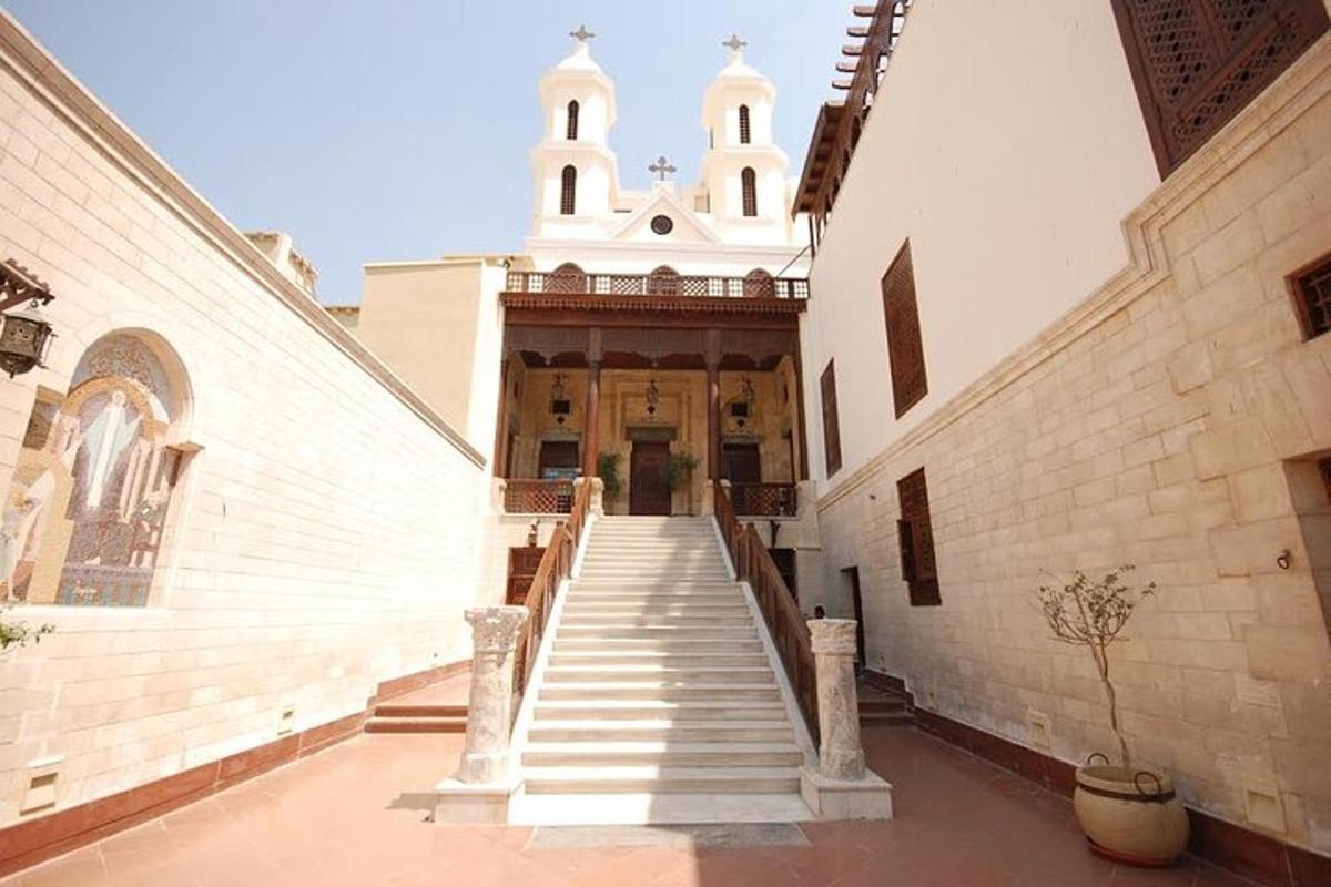 una scala che conduce a un edificio con una chiesa