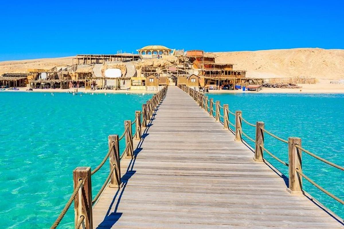 Un puente de madera sobre el agua con un complejo turístico.