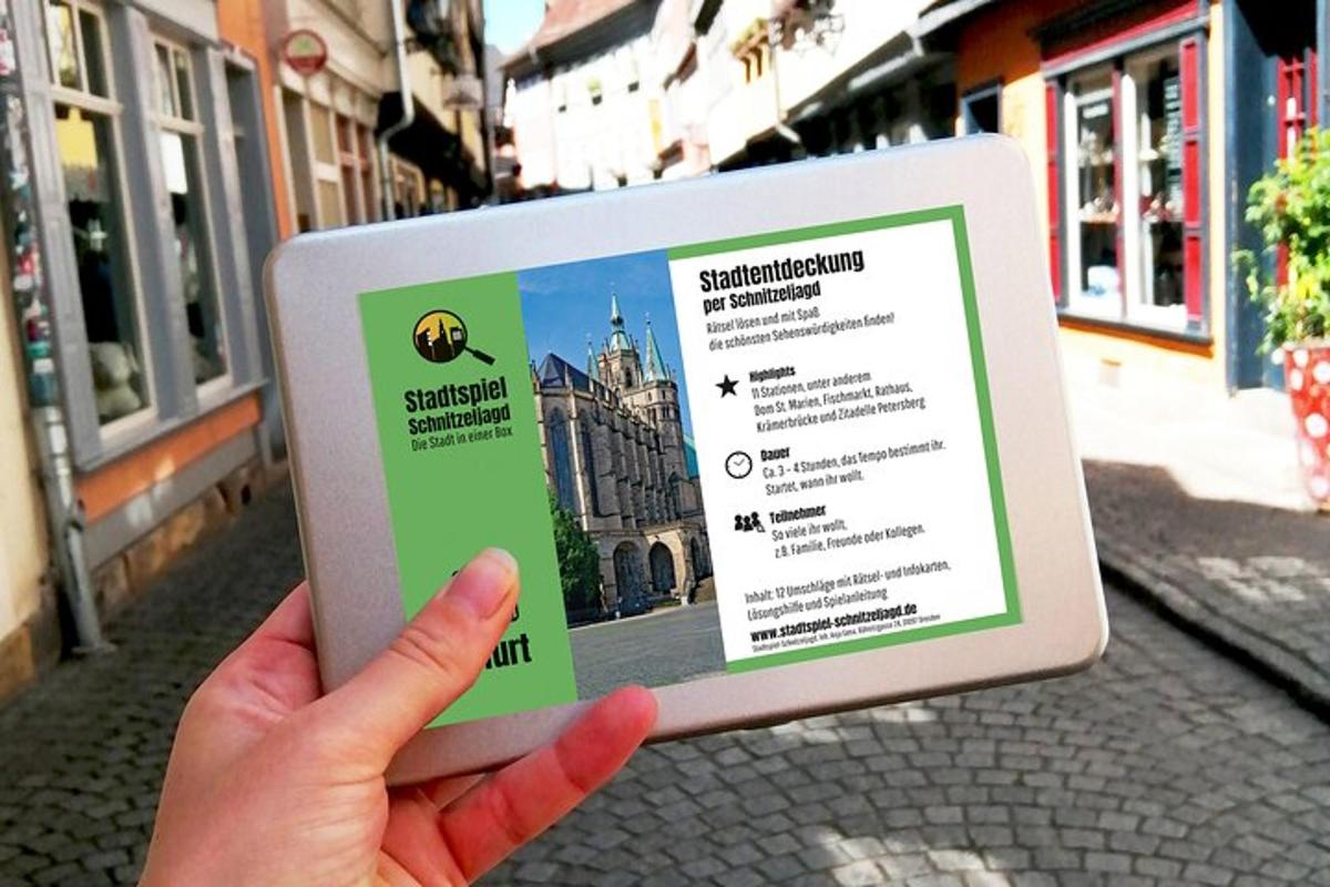 seseorang yang memegang tablet di hadapan bangunan