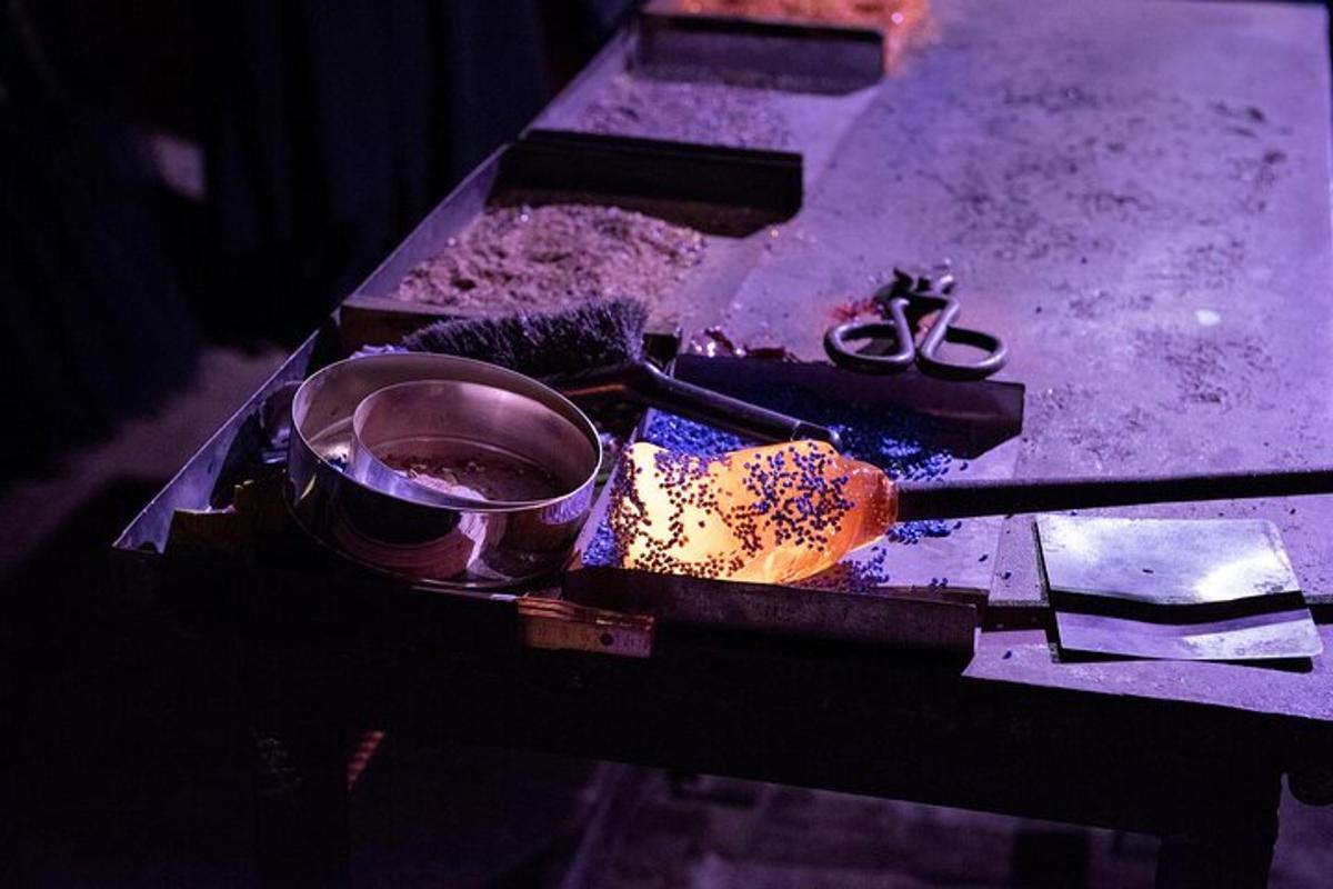 un tavolo con una pentola e un fuoco sopra