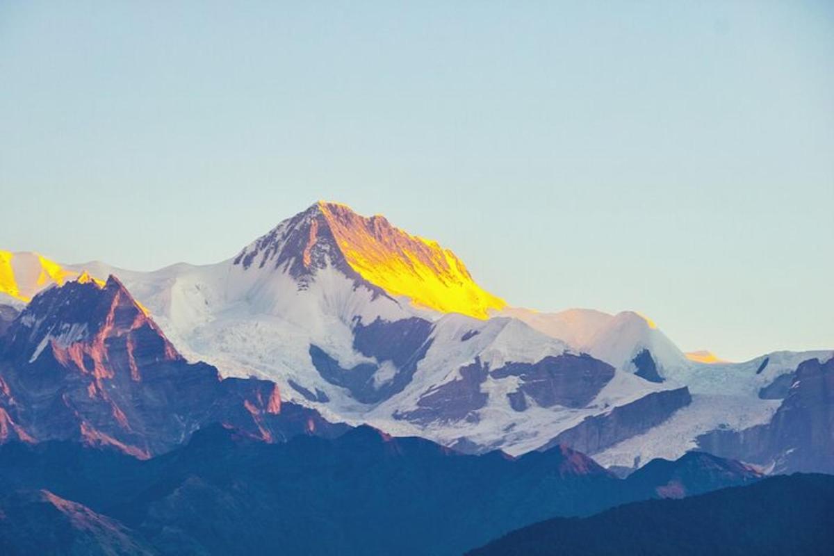 una montaña con nieve en la cima