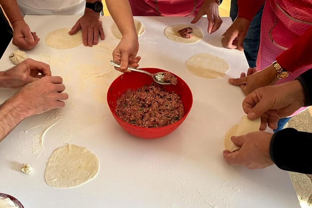 un grup de persones al voltant d'una taula fent massa