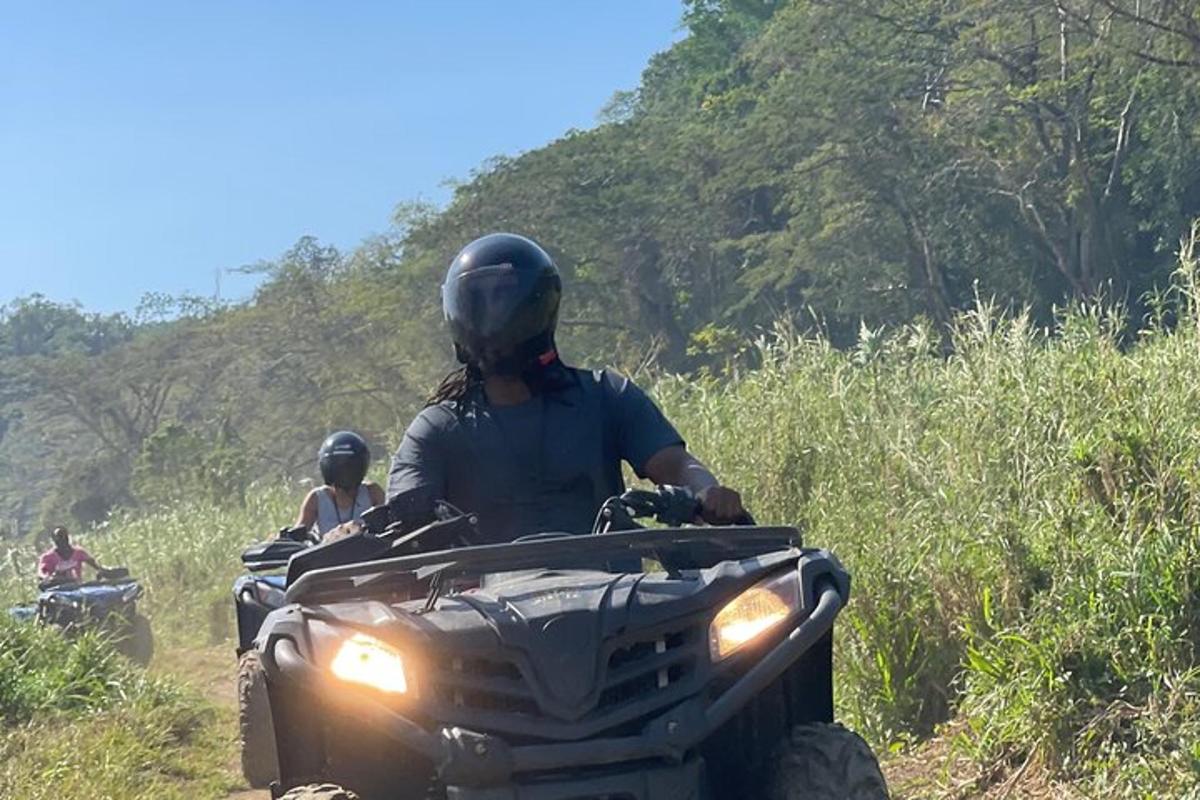 una persona con casco viajando en un vehículo de cuatro ruedas
