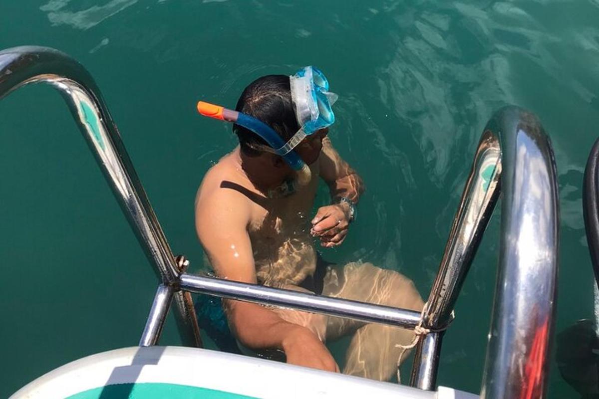 una donna in acqua su una barca