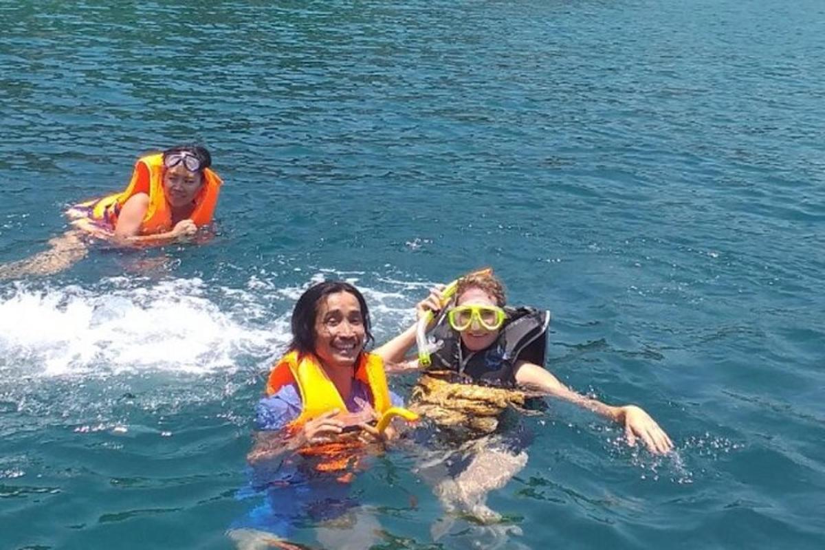 due persone in acqua che indossano giubbotti di salvataggio
