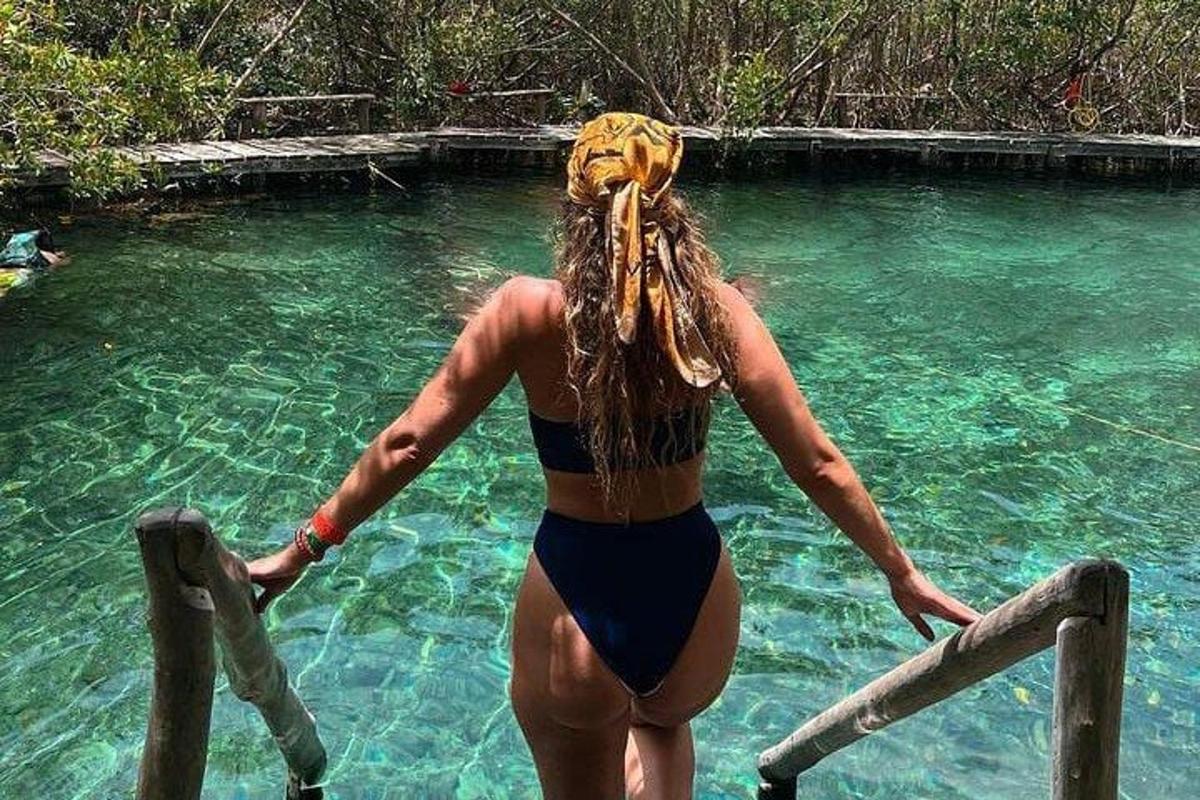 una donna in costume da bagno in una piscina d'acqua