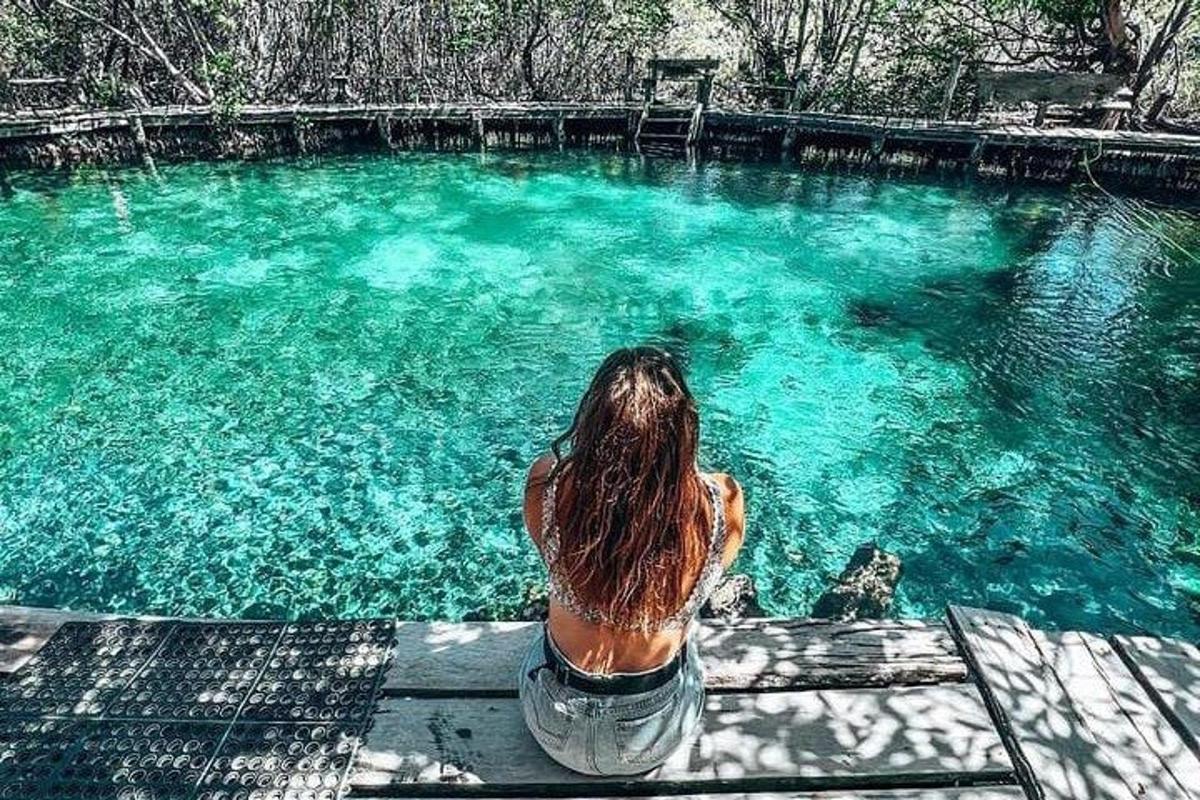 una donna seduta davanti a una piscina d'acqua