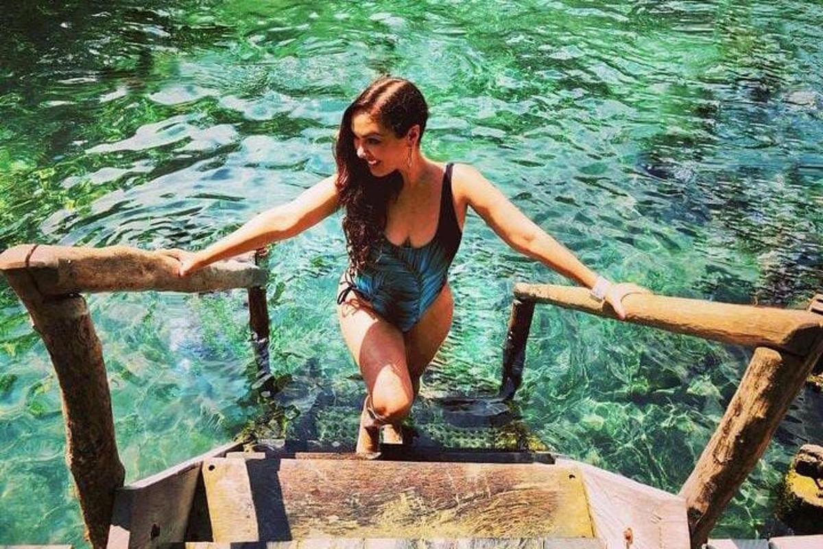 una donna in piedi su una zattera in acqua