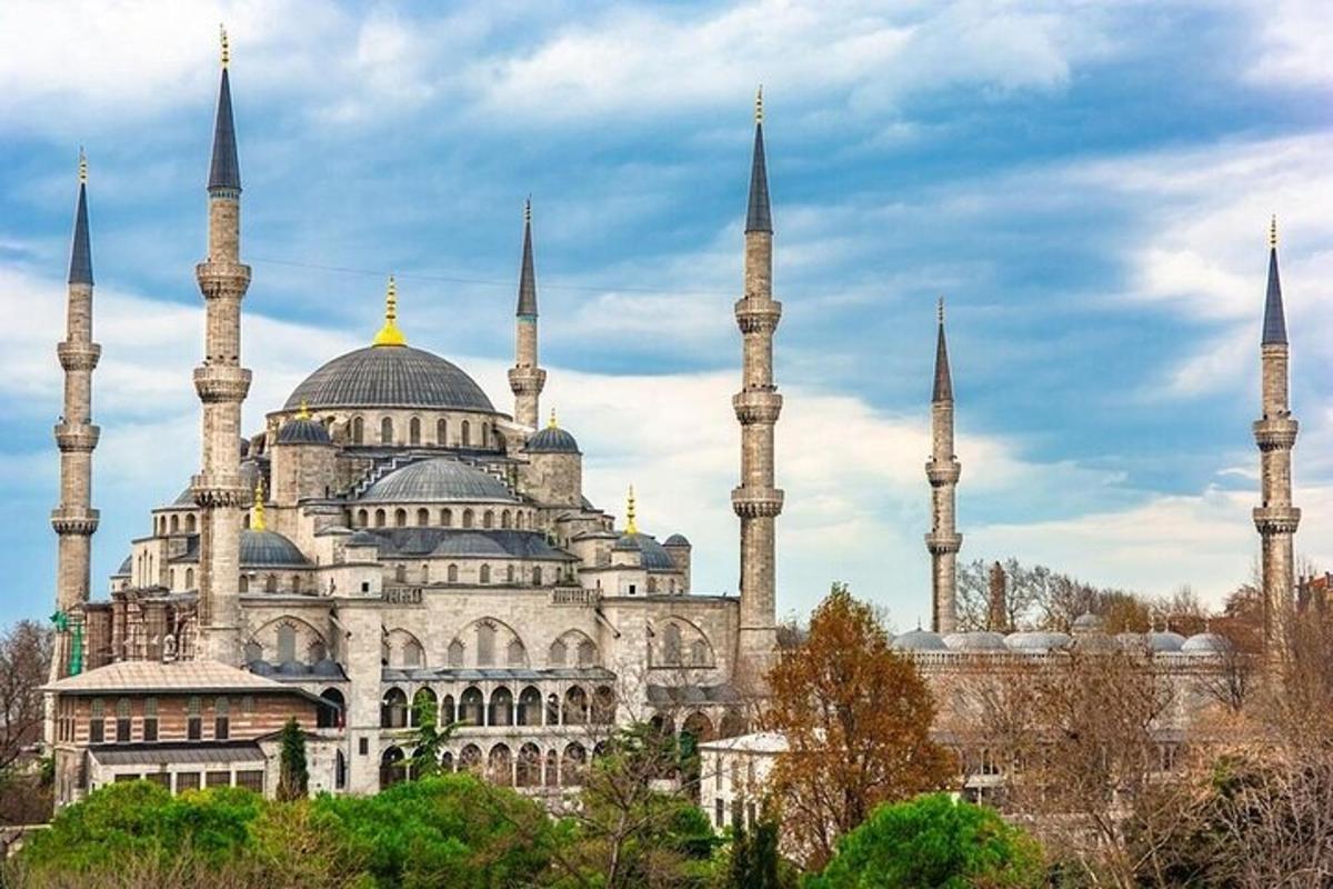 un grande edificio con due moschee con cupole su di esso