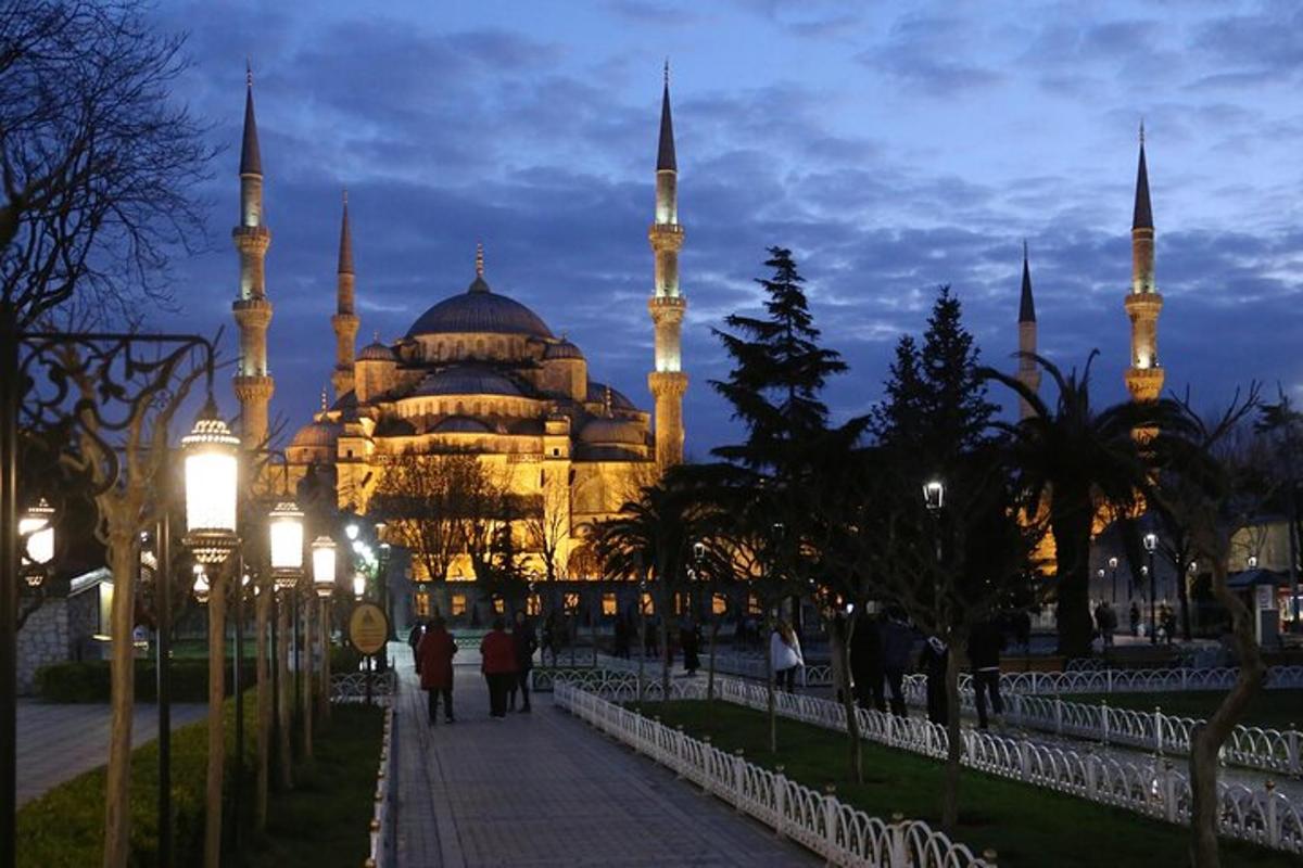 un edificio con una moschea blu con cupole e luci