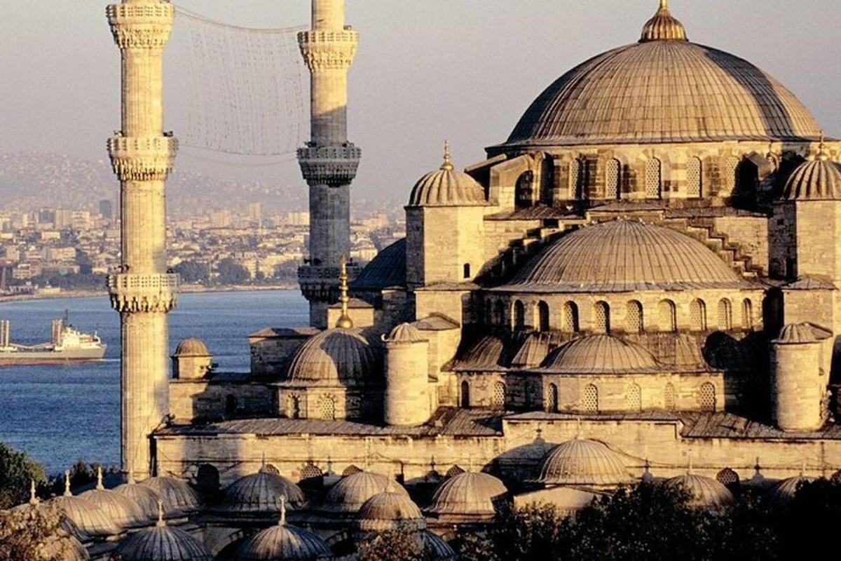 un edificio con due cupole e due moschee
