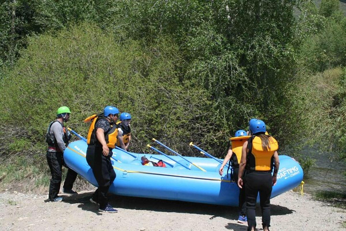 un grup de persones amb una bassa en un riu