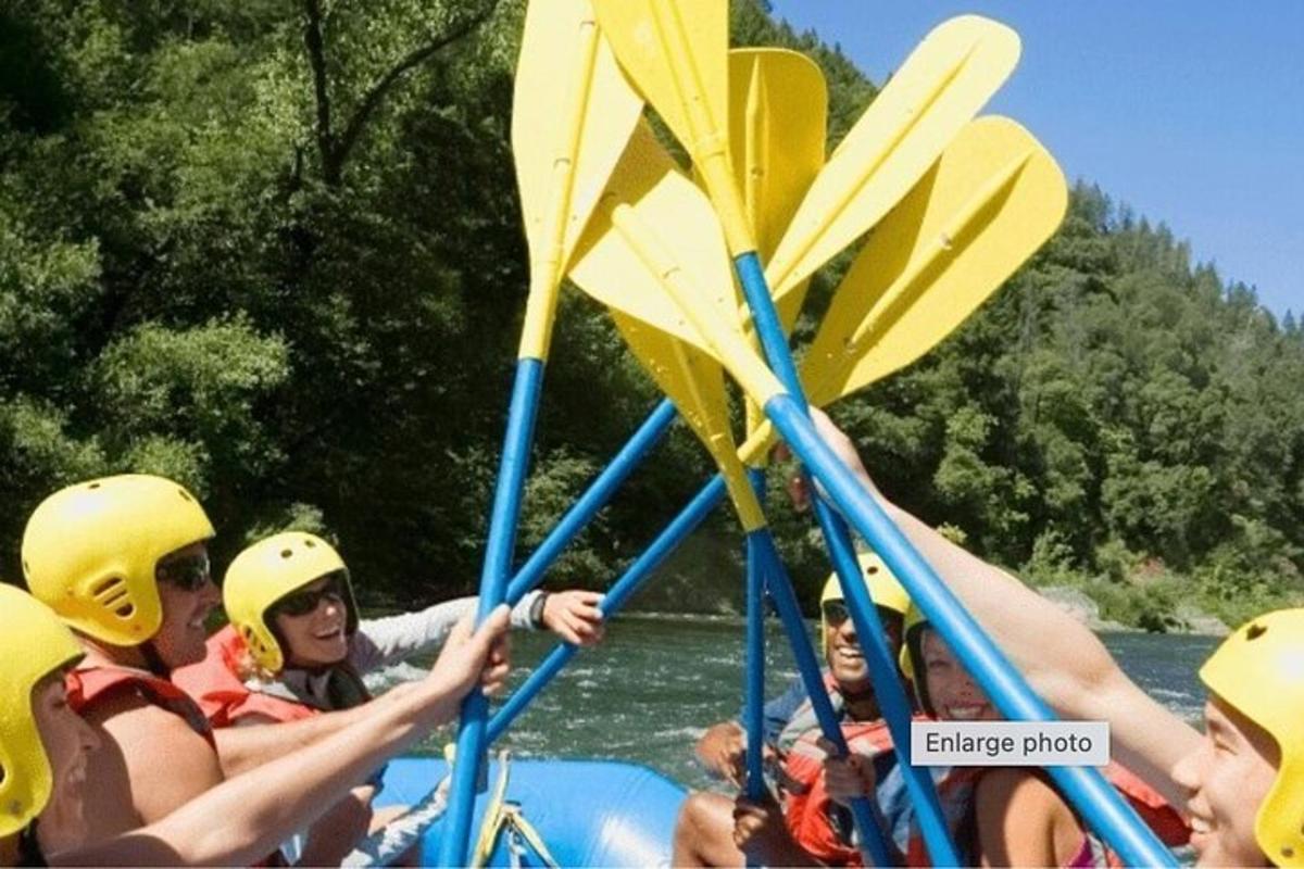 un groupe de personnes sur un radeau sur une rivière