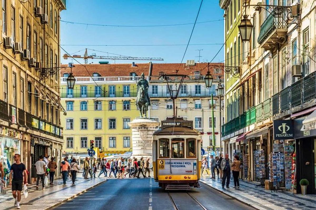tramvaj na ulici v mestu z ljudmi